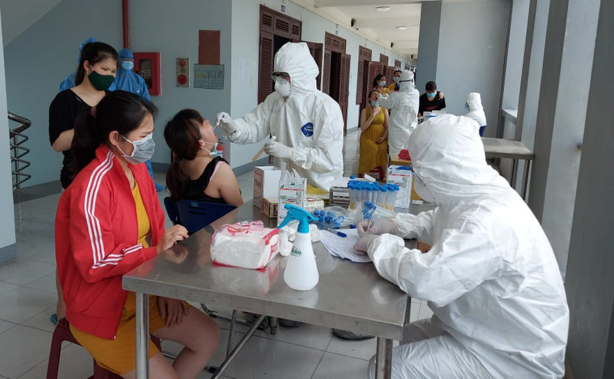 Lực lượng chức năng lấy mẫu xét nghiệm tại khu cách ly tập trung