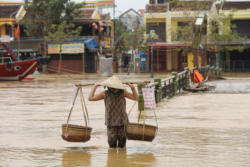 Nước lũ bủa vây nhiều tuyến đường ở TP. Hội An. ảnh N. Phan