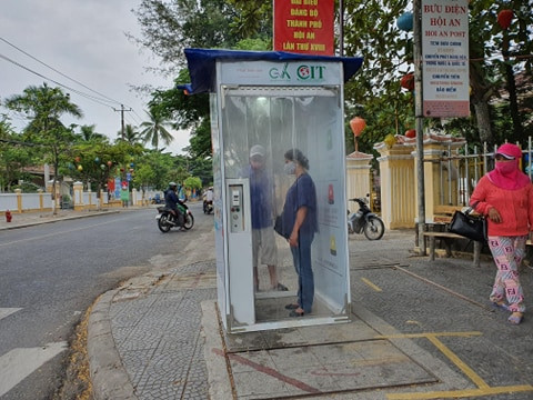 Người dân Hội An sát khuẩn toàn thân phòng, chống dịch COVID-19