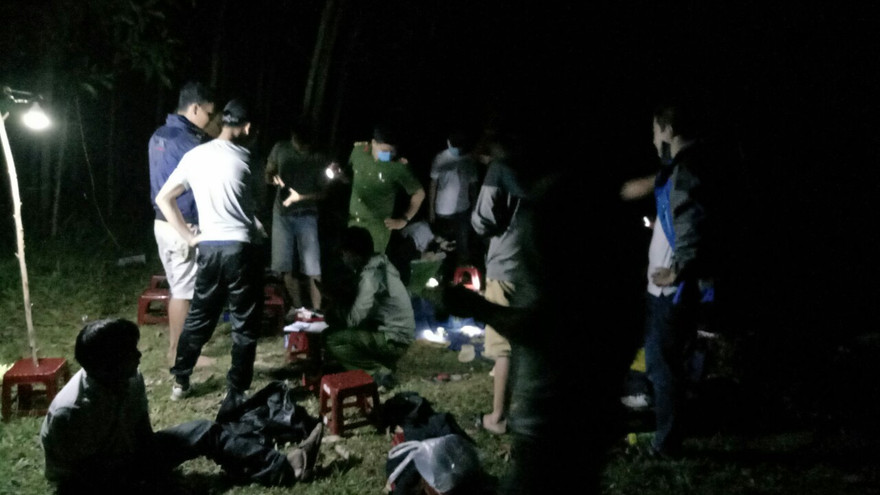 hàng chục đối tượng tụ tập xóc đĩa ăn tiền trong rừng keo