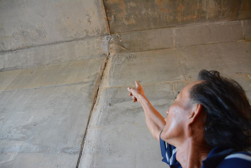 Việc dán băng keo của chủ đầu tư khiến nhiều người không khỏi thắc mắc.