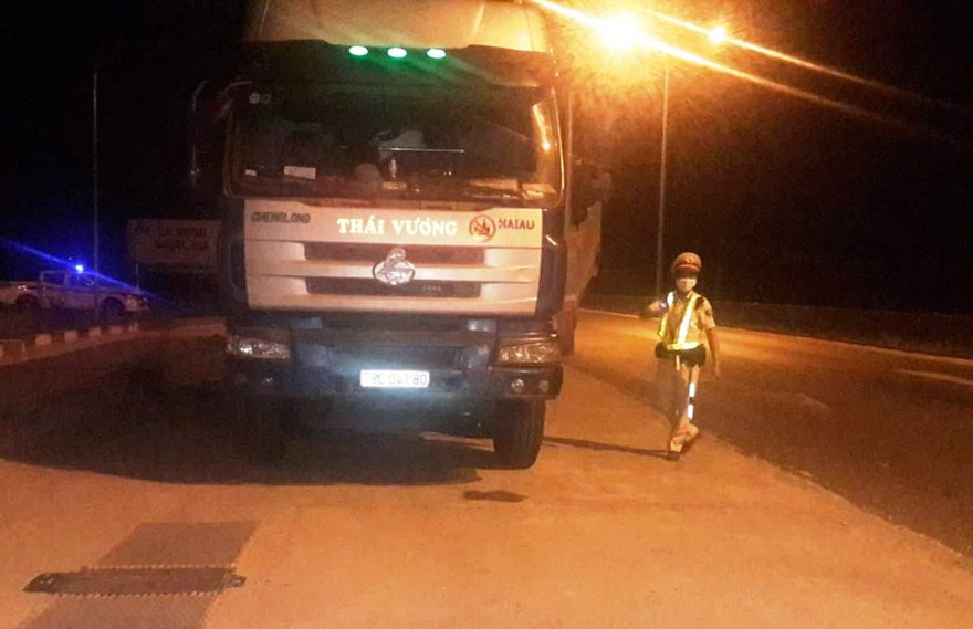 Chiếc xe chở quá tải trọng, tài xế cố thủ nhiều giờ đồng hồ trên xe. Ảnh CTV