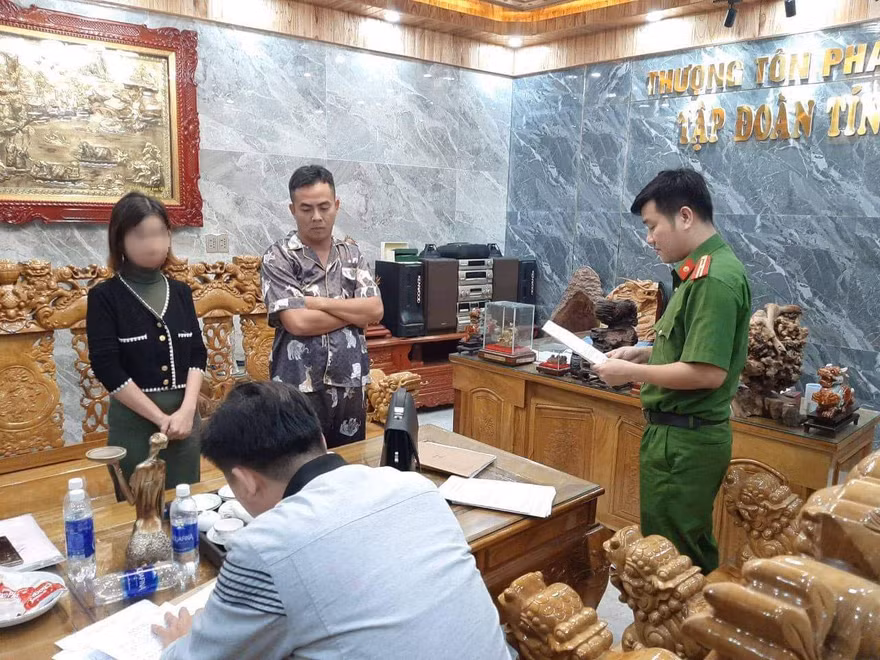 Công an bắt Phan Đình Tín. Ảnh CA