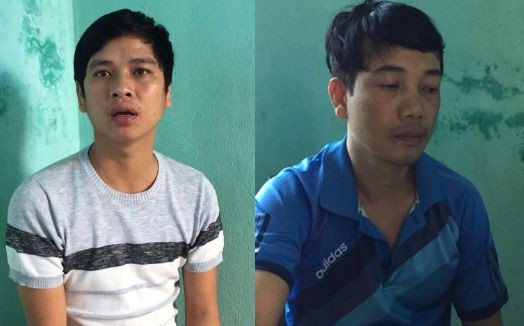 Đối tượng Vỹ (áo sọc trắng) và Sô (áo xanh) tại cơ quan điều tra