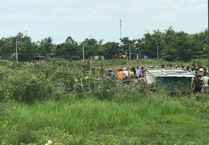 Người dân hiếu kì theo dõi vụ việc