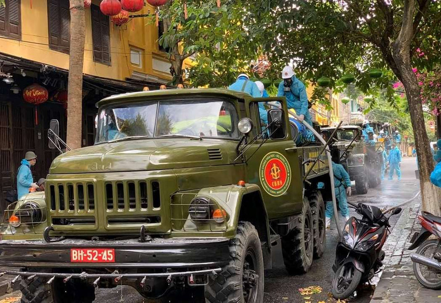 Lực lượng Trung tâm ứng phó sự cố hóa học, sinh học, phóng xạ, hạt nhân Bộ Quốc phòng phối hợp Tiểu đoàn hóa học 78 - Quân khu V phun hóa chất khử trùng taiij Hội An.