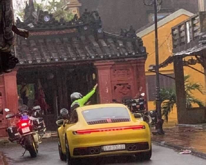 Hình ảnh xe ô tô và 2 xe máy dừng trước Chùa Cầu được người dân ghi lại.