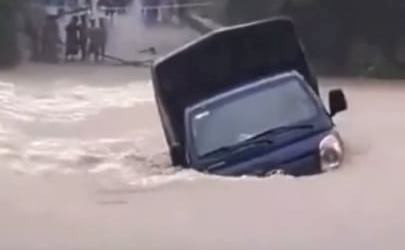 Dòng nước lũ cuồn cuộn cuốn trôi chiếc xe tải