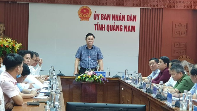 Chủ tịch UBND tỉnh Quảng Nam Lê Trí Thanh thống nhất với kết luận thanh tra, yêu cầu kiểm điểm trách nhiệm cá nhân có liên quan. (Trong ảnh: Ông Lê Trí Thanh tại cuộc họp với các ngành liên quan trong vụ mua máy xét nghiệm hơn 7 tỷ đồng)