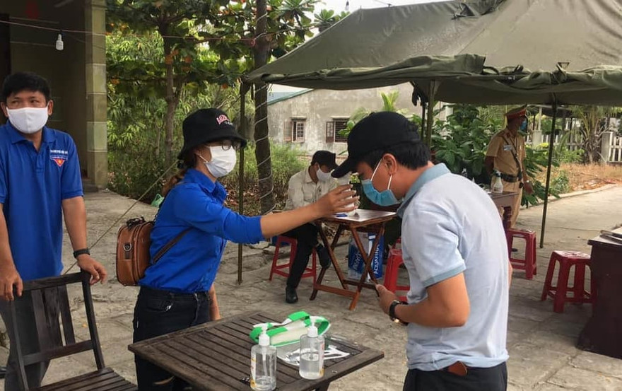 Kiểm tra y tế tại các chốt trên địa bàn TP. Hội An. Ảnh T. V