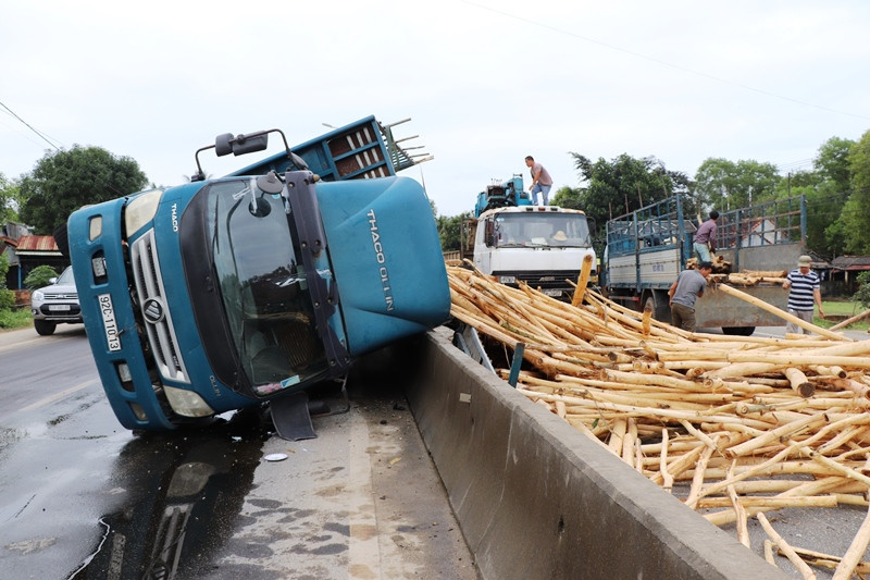 Xe tải chở keo lật ngang QL1A, hai người bị thương 
