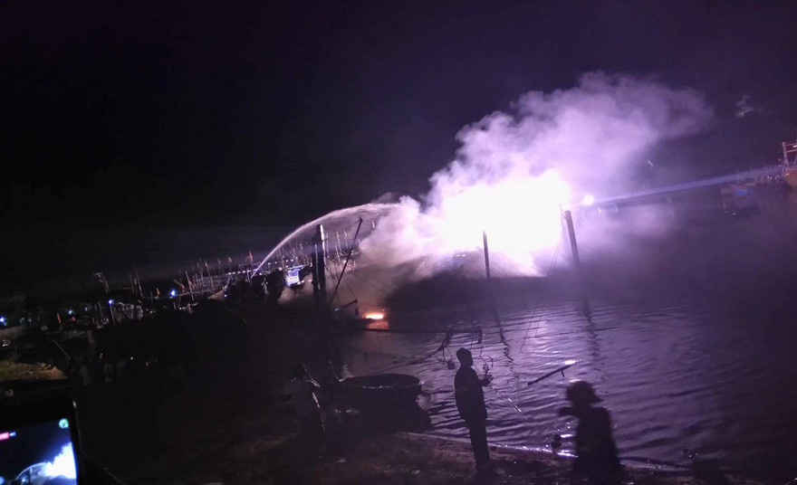 Tàu cá bốc cháy gây thiệt hại nặng cho ngư dân