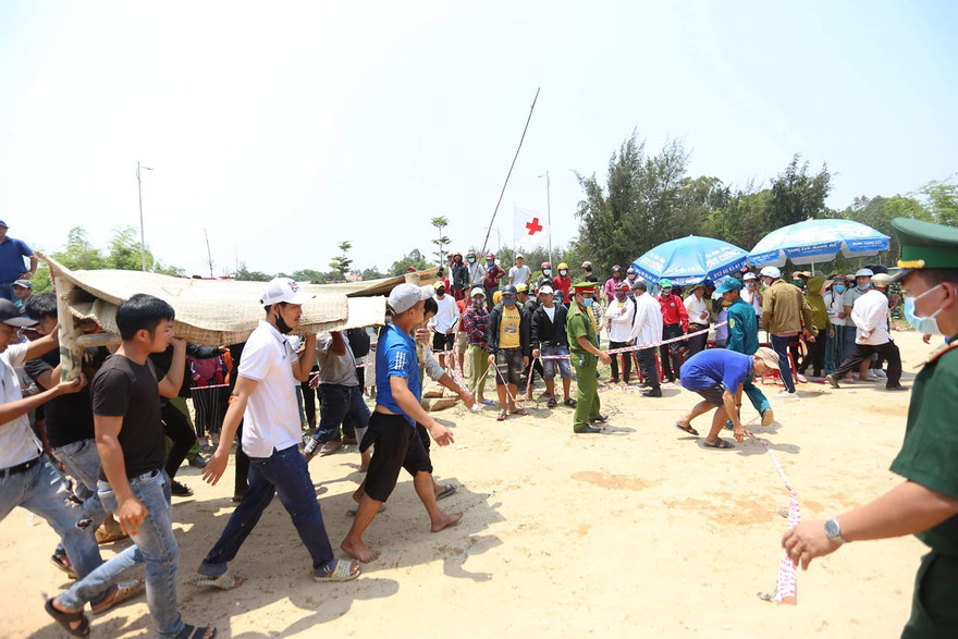 Đưa thi thể nạn nhân thứ ba lên bờ