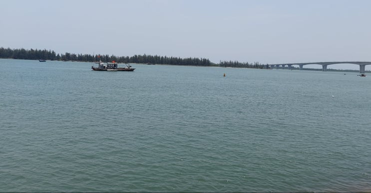Thi thể hai anh em bị lật thuyền được tìm thấy ở khu vực gần biển Cửa Đại. 