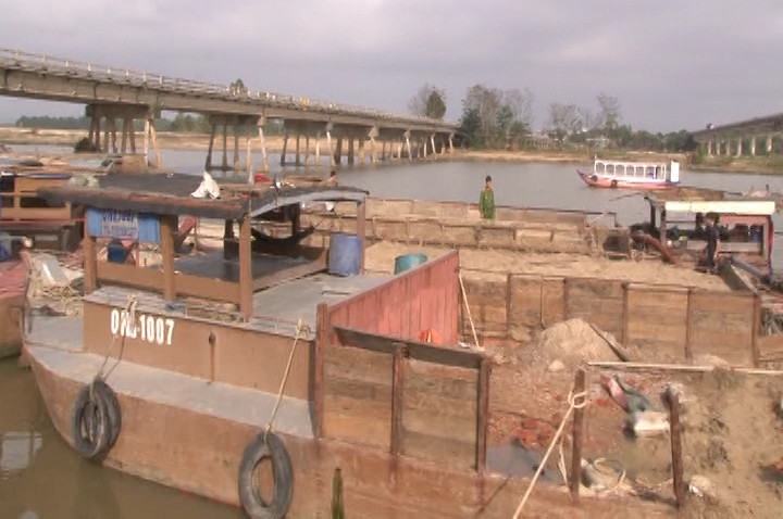 Mật phục trong đêm, bắt quả tang 6 ghe máy hút cát trái phép