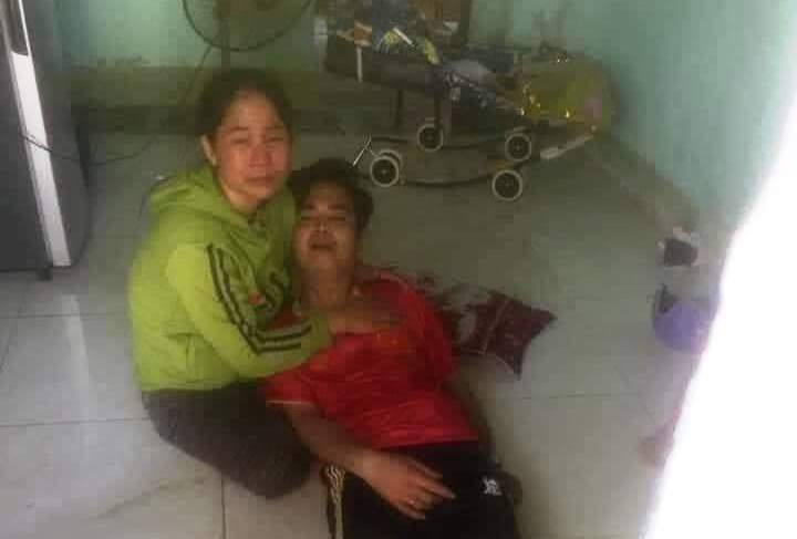 Đối tượng Tới (áo đỏ) khóc lóc sau sự việc