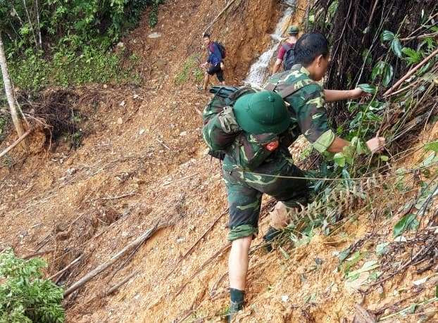 Bộ đội vượt rừng đến với ngôi làng bị cô lập sau mưa lũ. ảnh C. L. N