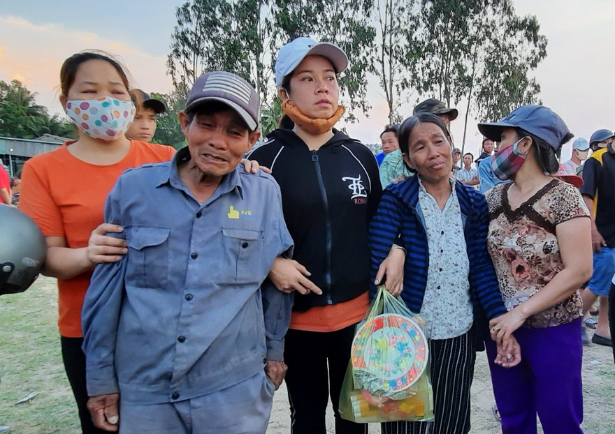 Người nhà nạn nhân khóc ngất khi nhận hung tin