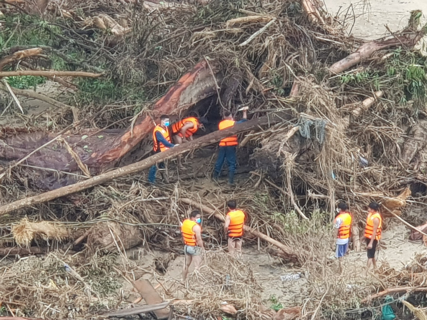 Tìm kiếm nạn nhân vụ sạt lở.