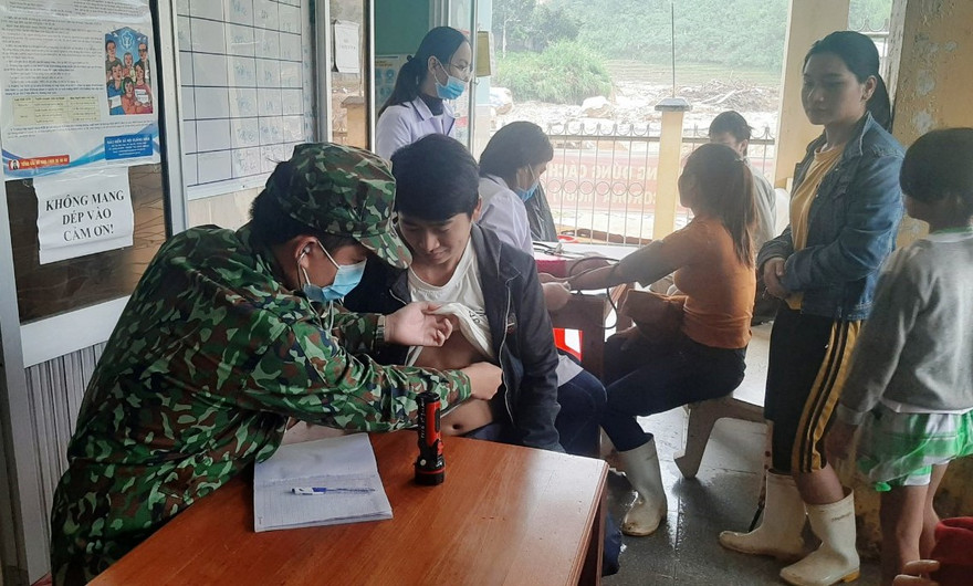 Khám bệnh, phát thuốc cho người dân xã Phước Thành.