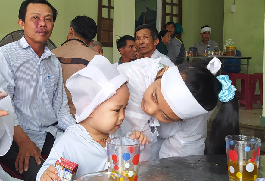 Bé Trúc liên tục khóc đòi mẹ khiến ai nấy quặn lòngLê Tự Nhung (52 tuổi, bố của nạn nhân)