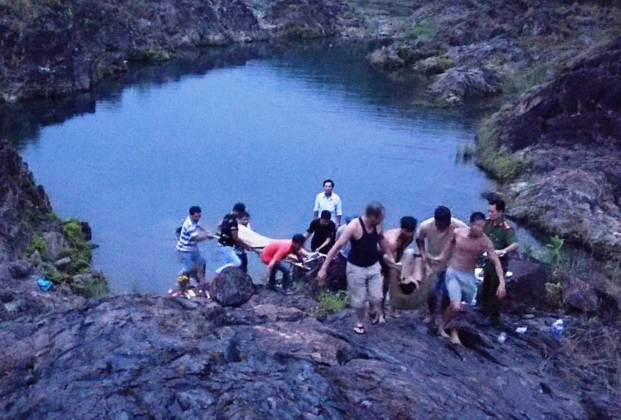 Đưa thi thể 2 nạn nhân lên bờ. ảnh K. D