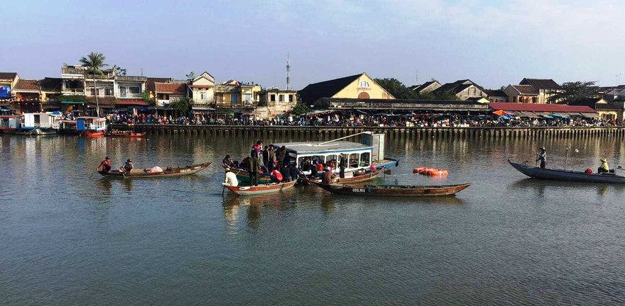 Lực lượng chức năng đang tìm kiếm 3 nạn nhân trong ô tô lao xuống sông