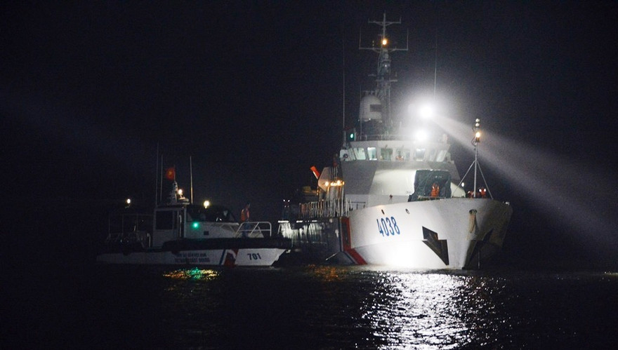 Tàu Vùng Cảnh sát biển 2 cứu hộ tàu hàng bị chìm trên biển