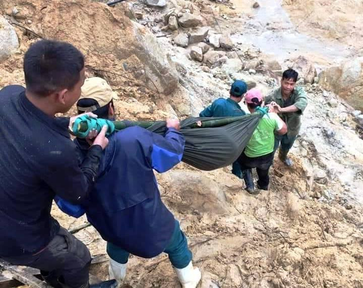 Đường sá sạt lở chia cắt, người dân phải vượt 20km đường rừng để đưa sản phụ đi cấp cứu. ảnh CTV