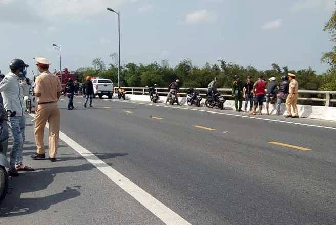 Lực lượng chức năng tìm kiếm đối tượng nhảy cầu. ảnh CTV