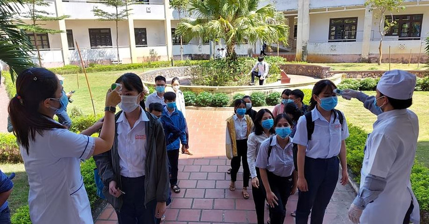 Thí sinh Quảng Nam đo thân nhiệt trước khi vào phòng thi tốt nghiệp THPT quốc gia. Ảnh H. Văn