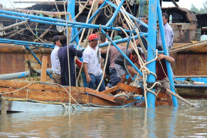 Lực lượng chức năng và người dân nỗ lực tìm kiếm thi thể 2 nạn nhân. Ảnh CTV