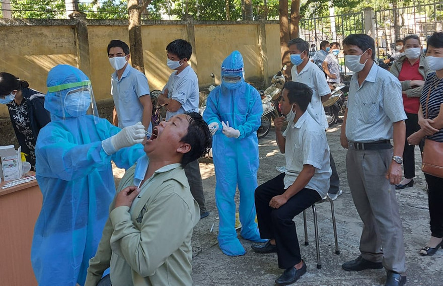 Nhân viên y tế lấy mẫu xét nghiệm cho người dân TP. Tam Kỳ
