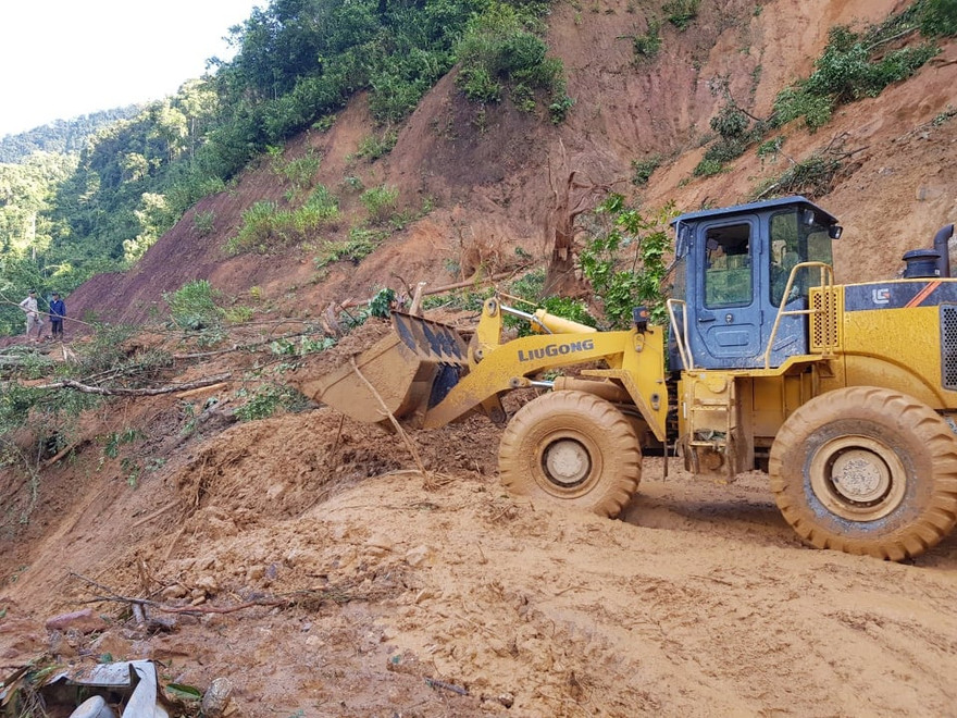 tìm kiếm nạn nhân vụ sạt lở