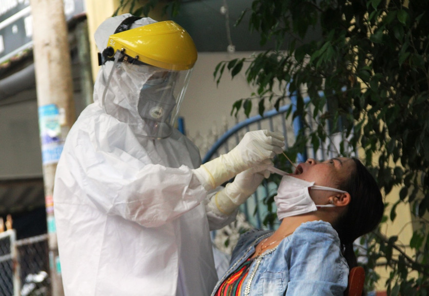 Lực lượng y tế Quảng Nam lấy mẫu xét nghiệm cho người dân