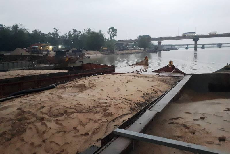 Các tàu khai thác cát trái phép trên sông Thu Bồn 