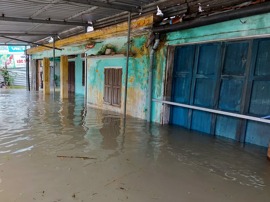 Nước lũ vây nhà dân ở Quảng Nam