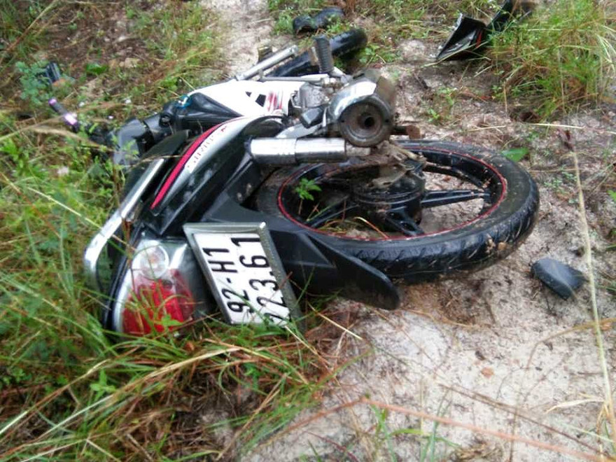Chiếc xe máy hư hỏng bên cạnh thi thể nam thanh niên