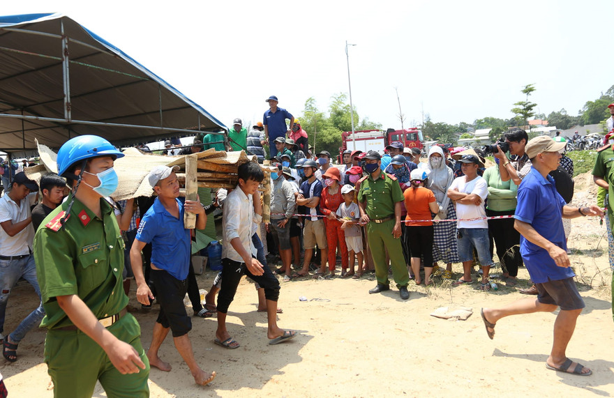 đư thi thể nạn nhân lên bờ