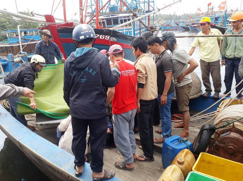  Đưa thi thể ngư dân xấu số vào bờ. Ảnh H.A