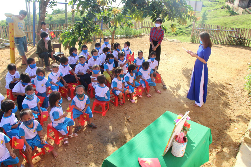 Cô trò điểm trường Tắc Pổ trong Lễ khai giảng năm học mới. ảnh P. T