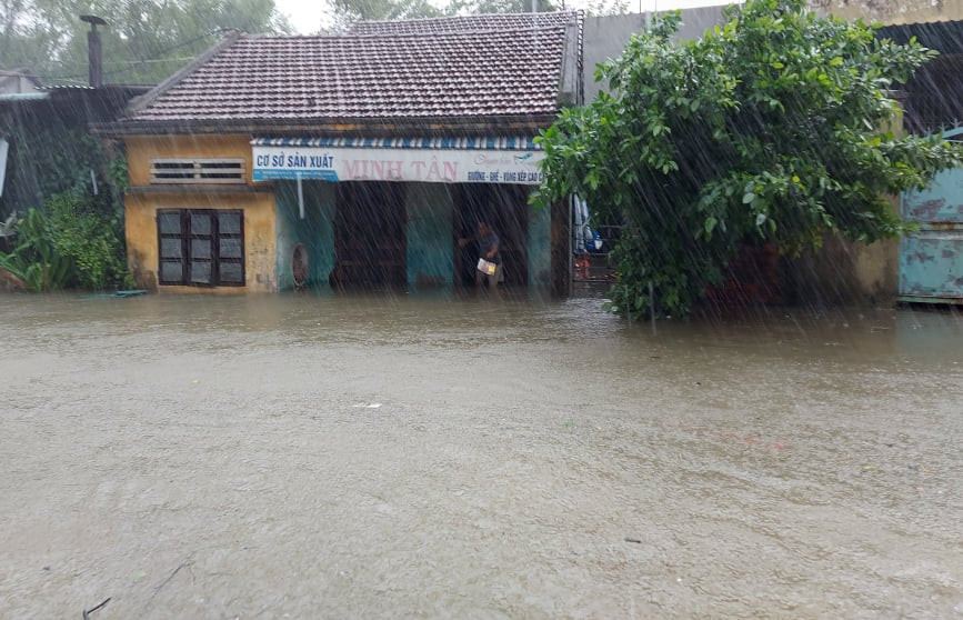 Nhà dân ở Quảng Nam ngập trong nước lũ