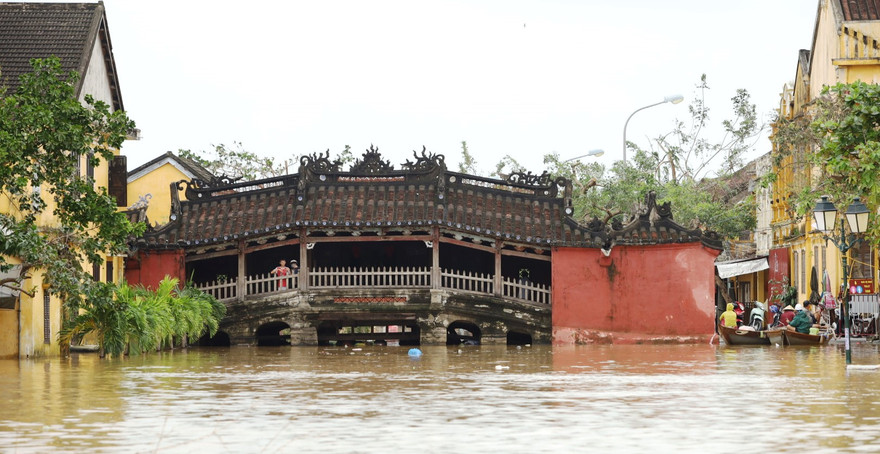Lũ "vây" Chùa Cầu.