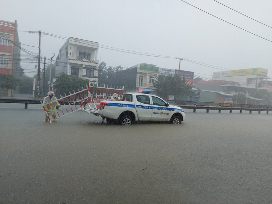Nhiều đoạn trên tuyến Quốc lộ 1A ngập sâu, CSGT bố trí lực lượng và rào chắn cấm các phương tiện lưu thông để đảm bảo an toàn. ảnh Hoài Văn