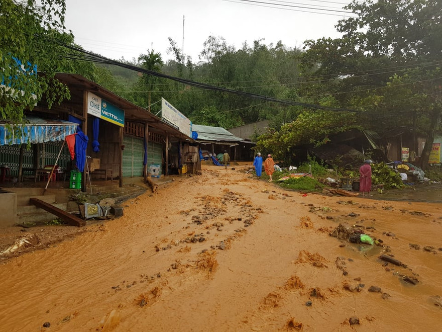 Sạt lở nghiêm trọng xảy ra tại huyện Nam Trà My, Quảng Nam. ảnh H. Thọ 
