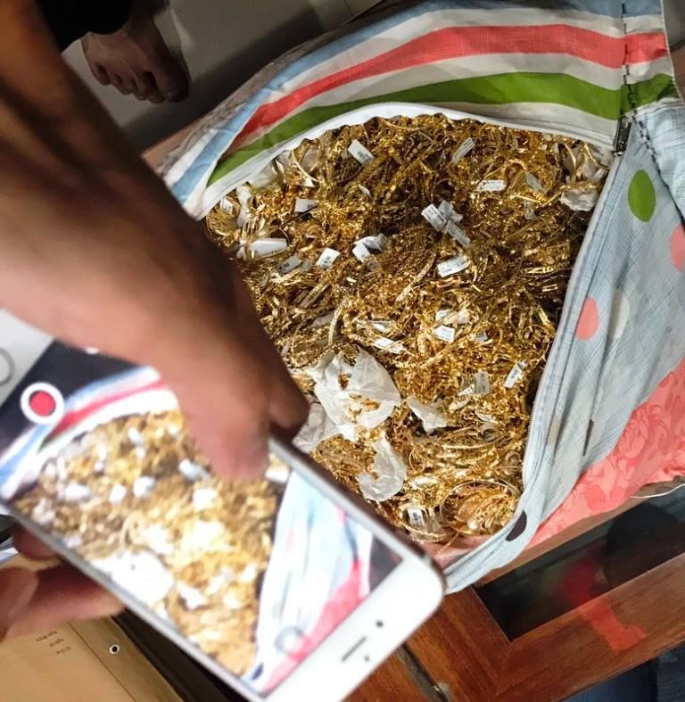 Cơ quan công an đang làm rõ nghi vấn 230 lượng vàng mà 2 thanh niên khai nhặt được.
