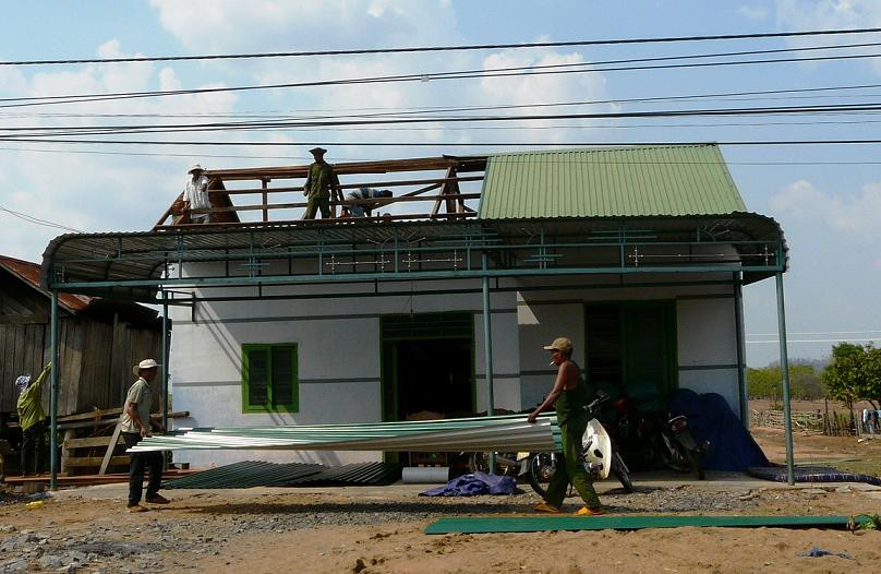 Người dân sửa lại nhà sau cơn lốc.