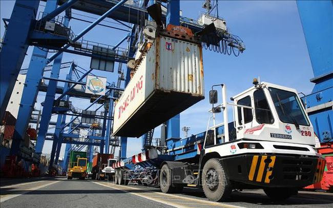 Có hiện tượng hàng tàu 'găm' container để thổi giá cước phí? 