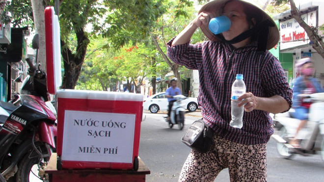 Nơi đây trở thành điểm dừng nghỉ ngơi, giải khát của những người lao động nghèo. Ảnh: Hương Khuyên