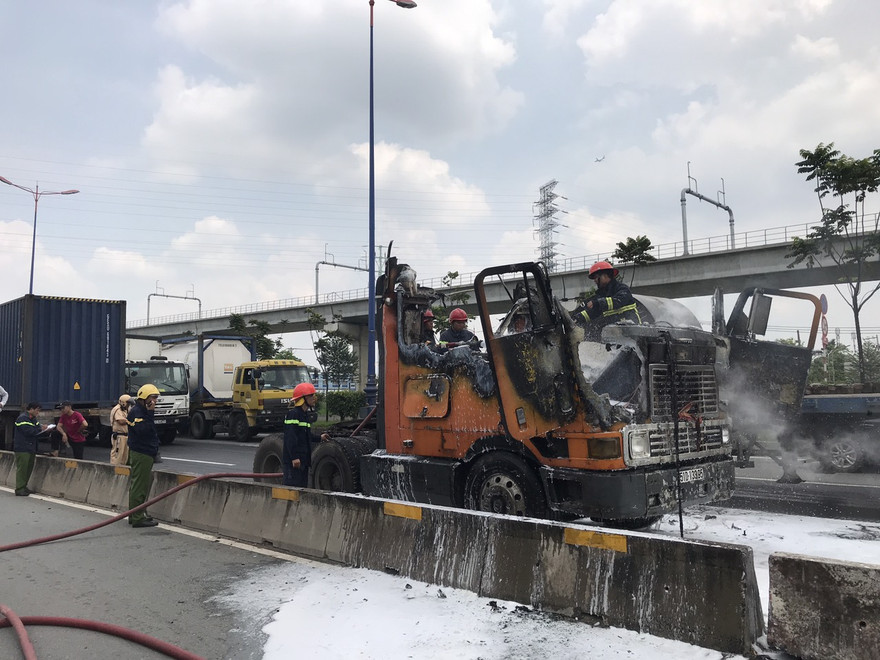 Cabin xe container cháy rụi, tài xế thoát nạn